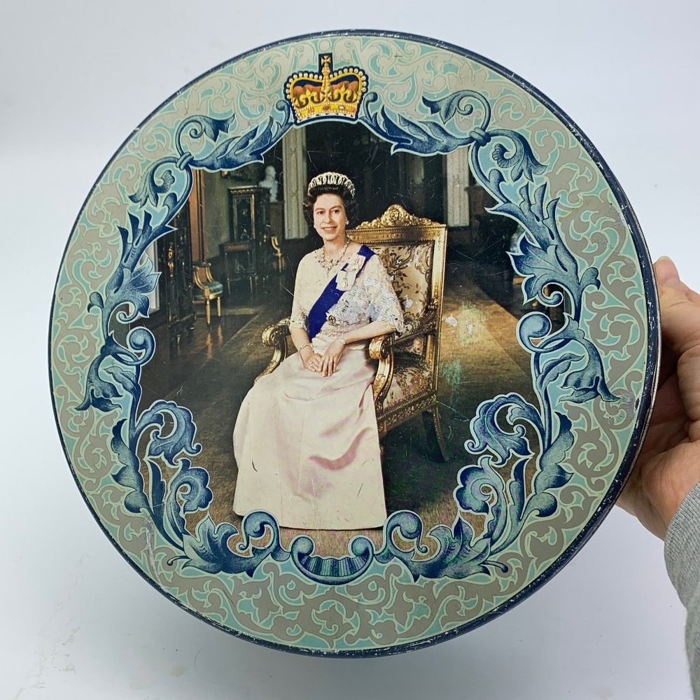 VINTAGE TIN - 1977 Queen Elizabeth Jubilee Tin